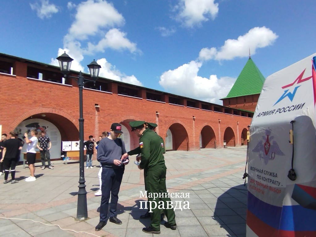 Военные не остались в стороне гражданской акции. (Фото Натальи Кулишовой/"Марийская правда"). Военные не остались в стороне гражданской акции. (Фото Натальи Кулишовой/"Марийская правда").