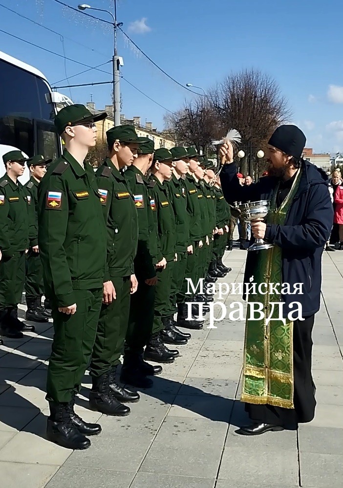 Окропление святой водой - благословение на службу. (Фото Натальи Кулишовой/"Марийская правда"). Окропление святой водой - благословение на службу. (Фото Натальи Кулишовой/"Марийская правда").
