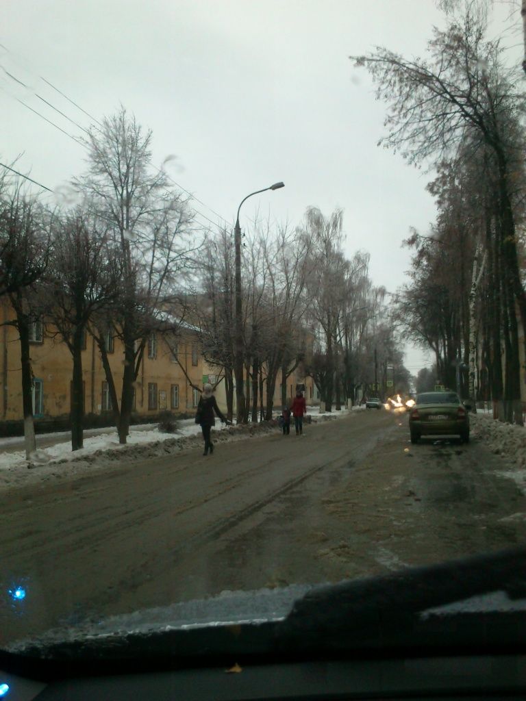 Люди идут по проезжей части Люди идут по проезжей части