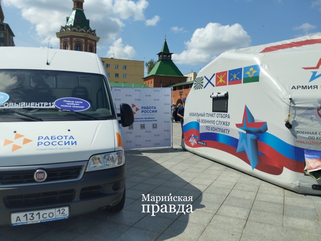 Служба занятости на ярмарке - на колесах, а в обычные дни - по своим адресам. (Фото Натальи Кулишовой/"Марийская правда"). Служба занятости на ярмарке - на колесах, а в обычные дни - по своим адресам. (Фото Натальи Кулишовой/"Марийская правда").