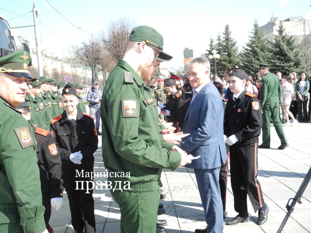 Командирские часы от Главы РМЭ получили призывники первой команды. (Фото Натальи Кулишовой/"Марийская правда"). Командирские часы от Главы РМЭ получили призывники первой команды. (Фото Натальи Кулишовой/"Марийская правда").