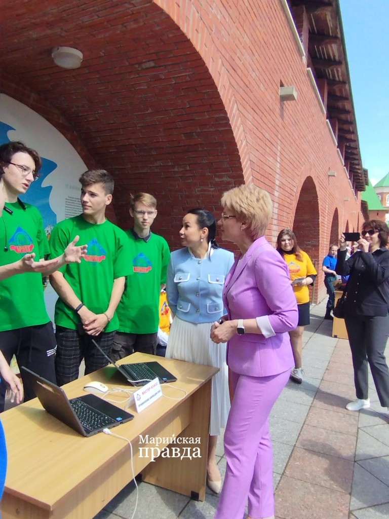 Высокие гости ярмарки особенно внимательно познакомились с молодежными площадками. (Фото Натальи Кулишовой/"Марийская правда", Высокие гости ярмарки особенно внимательно познакомились с молодежными площадками. (Фото Натальи Кулишовой/"Марийская правда",