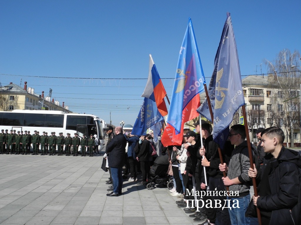 Проводить ребят родные приехали из разных районов республики. (Фото Натальи Кулишовой/"Марийская правда"). Проводить ребят родные приехали из разных районов республики. (Фото Натальи Кулишовой/"Марийская правда").