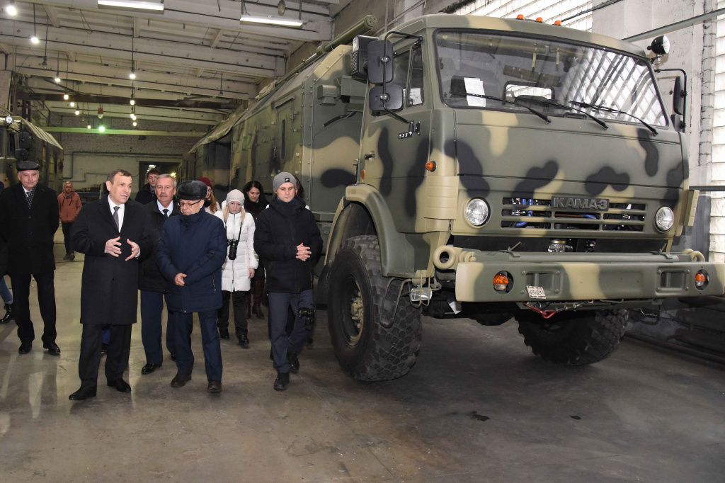 КАФ успешно выполняет свои задачи, и в штате предприятия трудится уже 800 работников. В прошлом году на КАФе планировалась отгрузка продукции собственного производства в объеме 4,1 миллиарда рублей. Это сотни миллионов рублей уплаченных в бюджеты налогов. КАФ успешно выполняет свои задачи, и в штате предприятия трудится уже 800 работников.