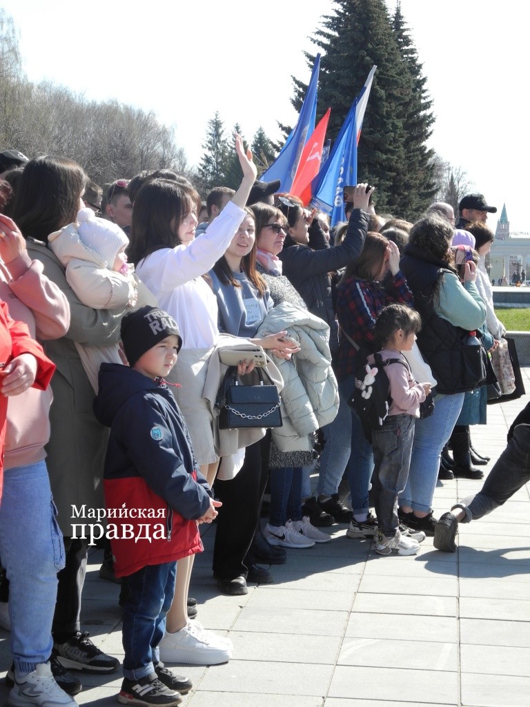 Родные и близкие ловили каждый взгляд своих сыновей, любимых, друзей. (Фото Натальи Кулишовой/"Марийская правда"). Родные и близкие ловили каждый взгляд своих сыновей, любимых, друзей. (Фото Натальи Кулишовой/"Марийская правда").
