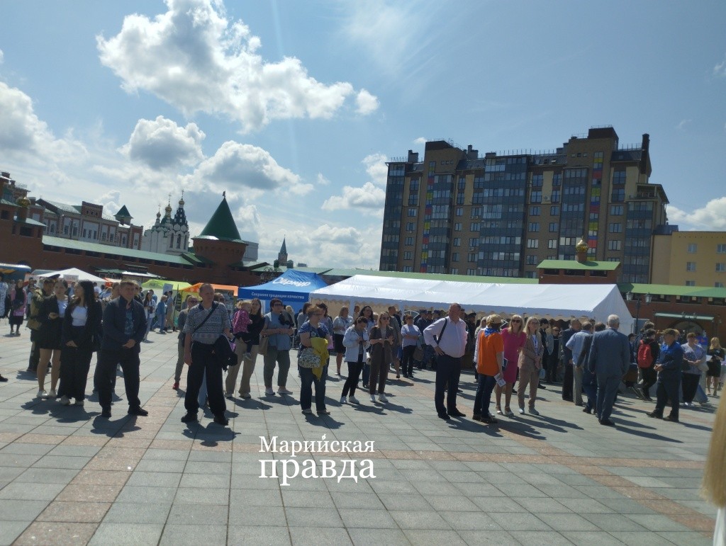 Предложений в тот день было много! (Фото Натальи Кулишовой/"Марийская правда"). Предложений в тот день было много! (Фото Натальи Кулишовой/"Марийская правда").