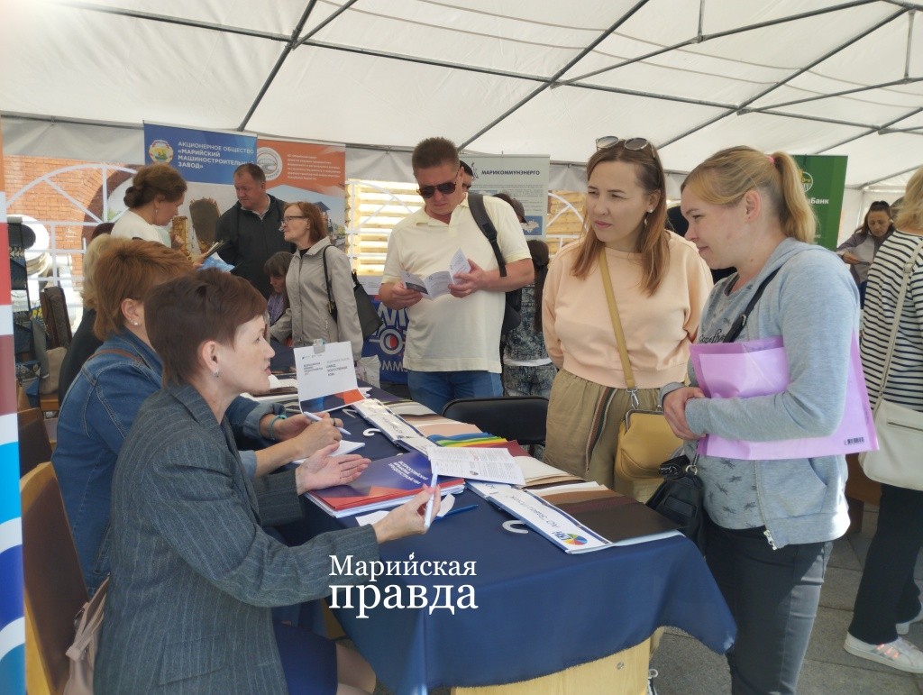 На ярмарке можно пообщаться с работодателем напрямую. (Фото Натальи Кулишовой/"Марийская правда"). На ярмарке можно пообщаться с работодателем напрямую. (Фото Натальи Кулишовой/"Марийская правда").
