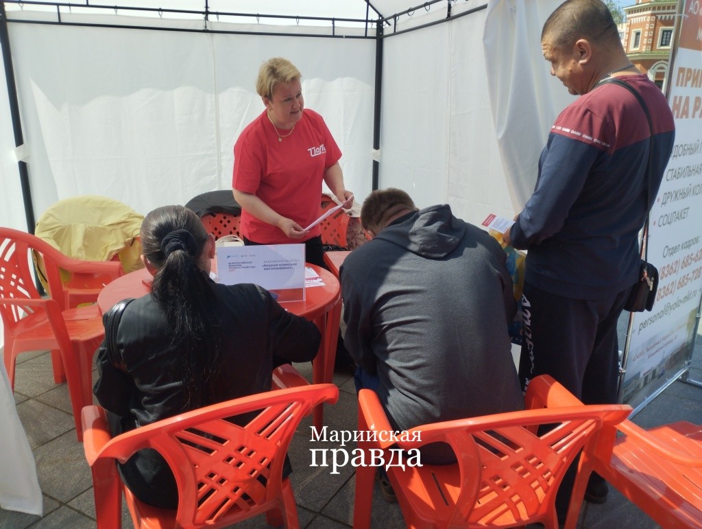 Кому-то повезло, сразу на ярмарке найти работу. (Фото Натальи Кулишовой/"Марийская правда"). Кому-то повезло, сразу на ярмарке найти работу. (Фото Натальи Кулишовой/"Марийская правда").