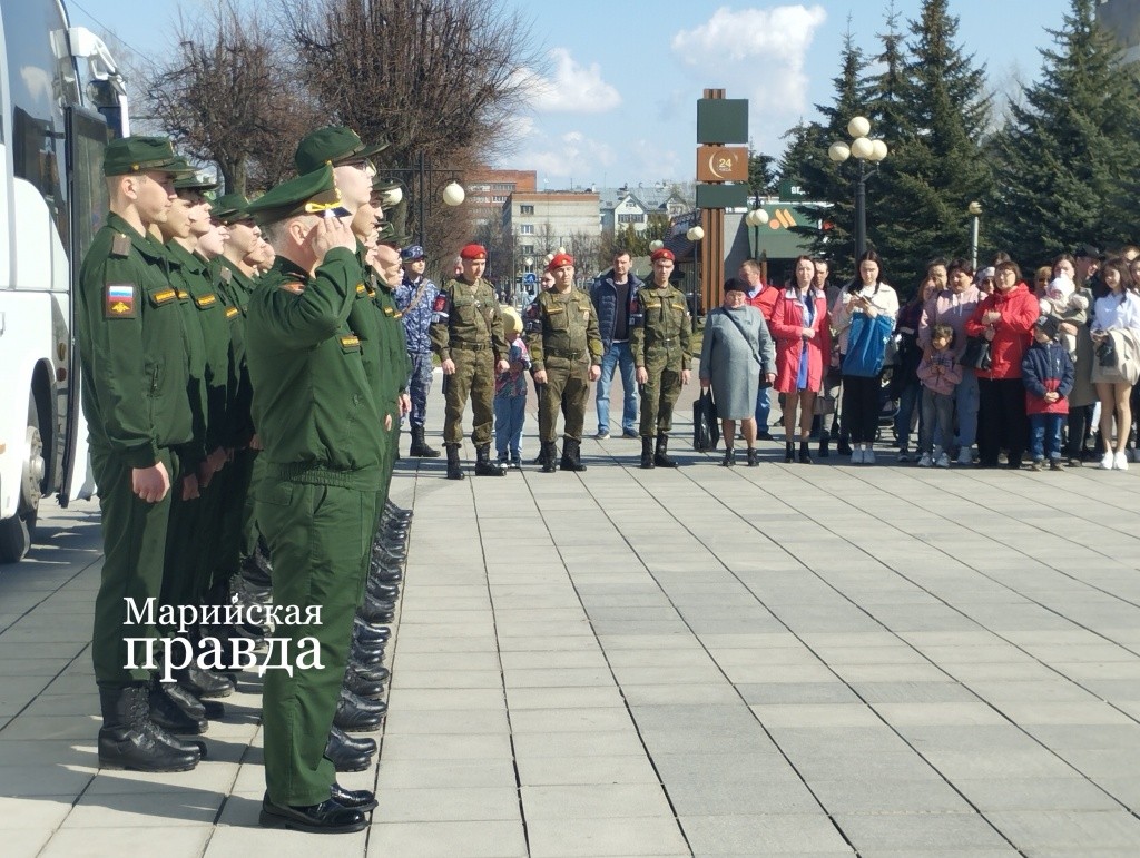 На отправку пришли родные и близкие. (Фото Натальи Кулишовой/"Марийская правда"). На отправку пришли родные и близкие. (Фото Натальи Кулишовой/"Марийская правда").