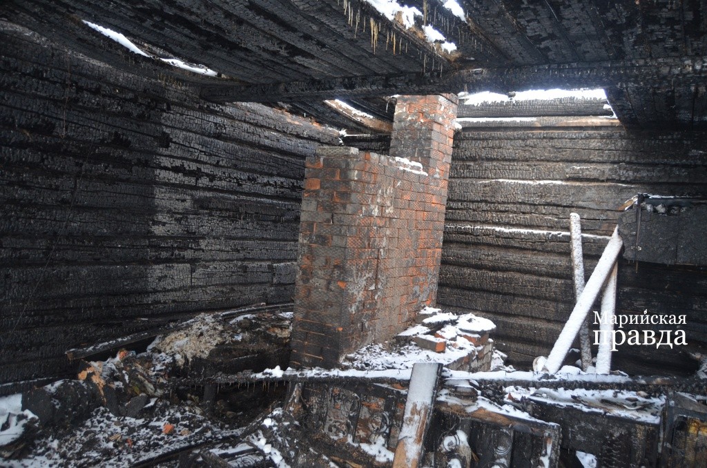 Огонь уничтожил в доме абсолютно все, сгорели даже документы хозяйки..jpg