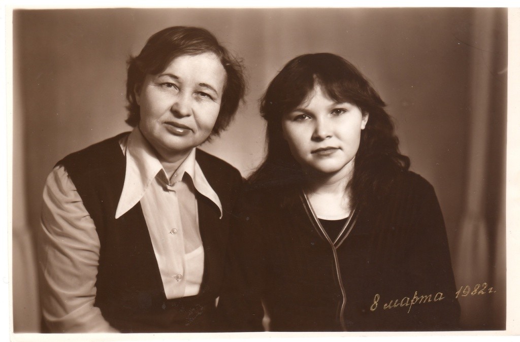 С единственной дочерью Аидой.jpg Дочь Аида.jpg