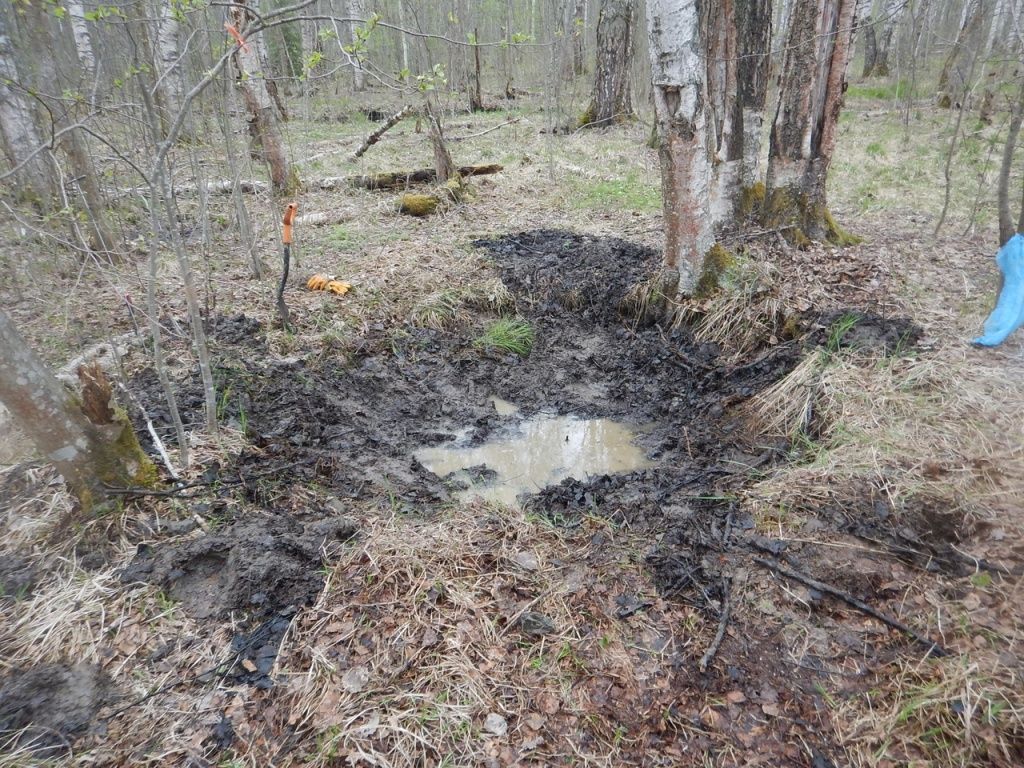 Воронка после откачки воды, где обнаружили бойца.