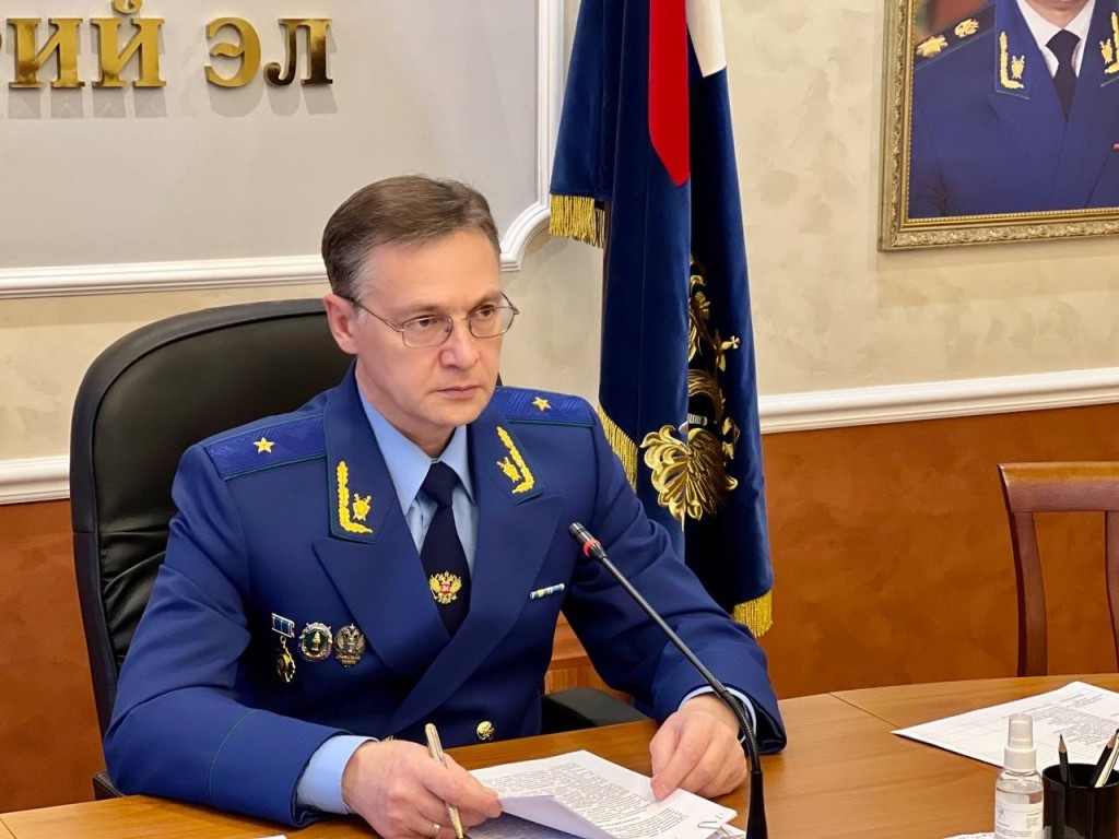 Думать, применяя закон, - главное правило Дмитрия Талипова. (Фото предоставлено пресс-службой прокуратуры РМЭ).