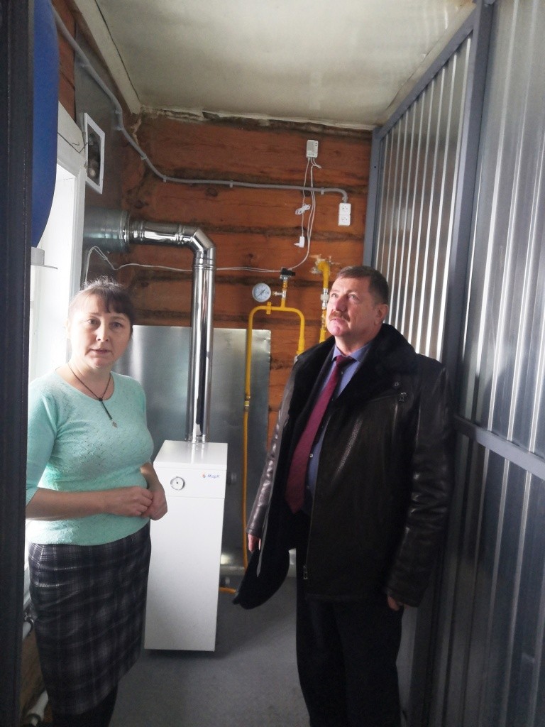 Глава администрации райна Сергей Михеев лично убедился, что в Конганурской библиотеке теперь все хорошо.jpg