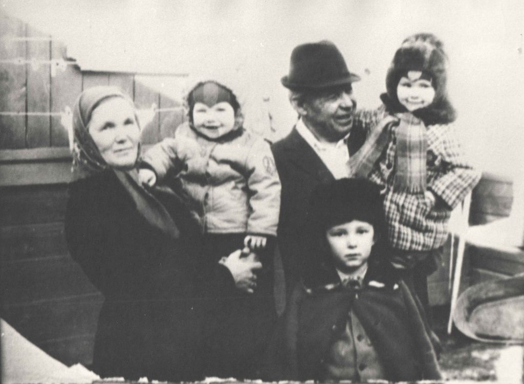 Семья А.С.Лебедевой (Чепайкиной), 1980-е годы, д.Кадам Советского р-на МАССР