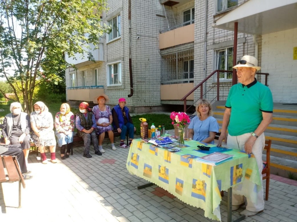 Занятие по обмену опытом прошлом под открытым небом, во дворе казенного дома. (Фото предоставлено Оршанским КЦСОН).