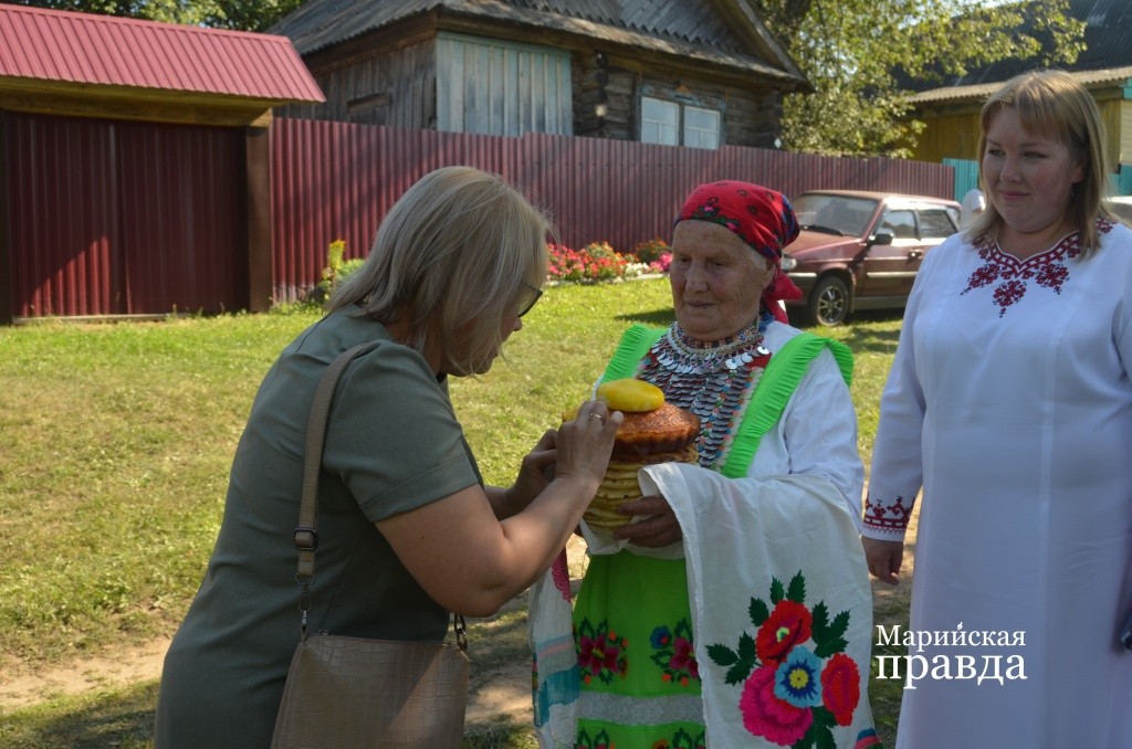 Блины и каравай для встречи гостей 84-летняя Елизавета Алексеевна Куклина испекла сама..jpg