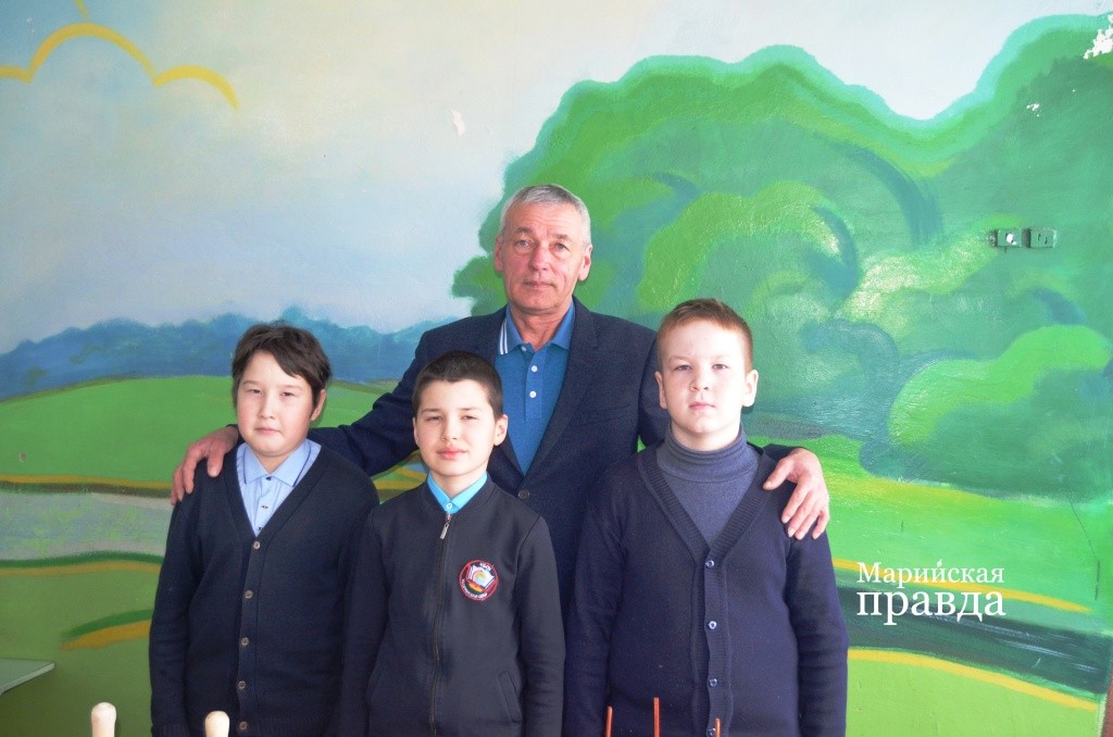 Владислав Кочергин со своими самыми юными воспитанниками по кружку Умелые руки..jpg