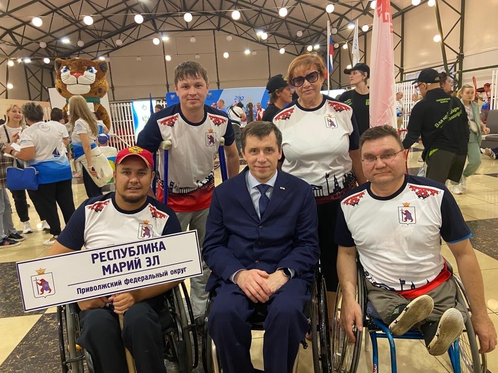 Марийские спортсмены с председателем ВОИ Михаилом Терентьевым. (Фото предоставлено МРО ВОИ).