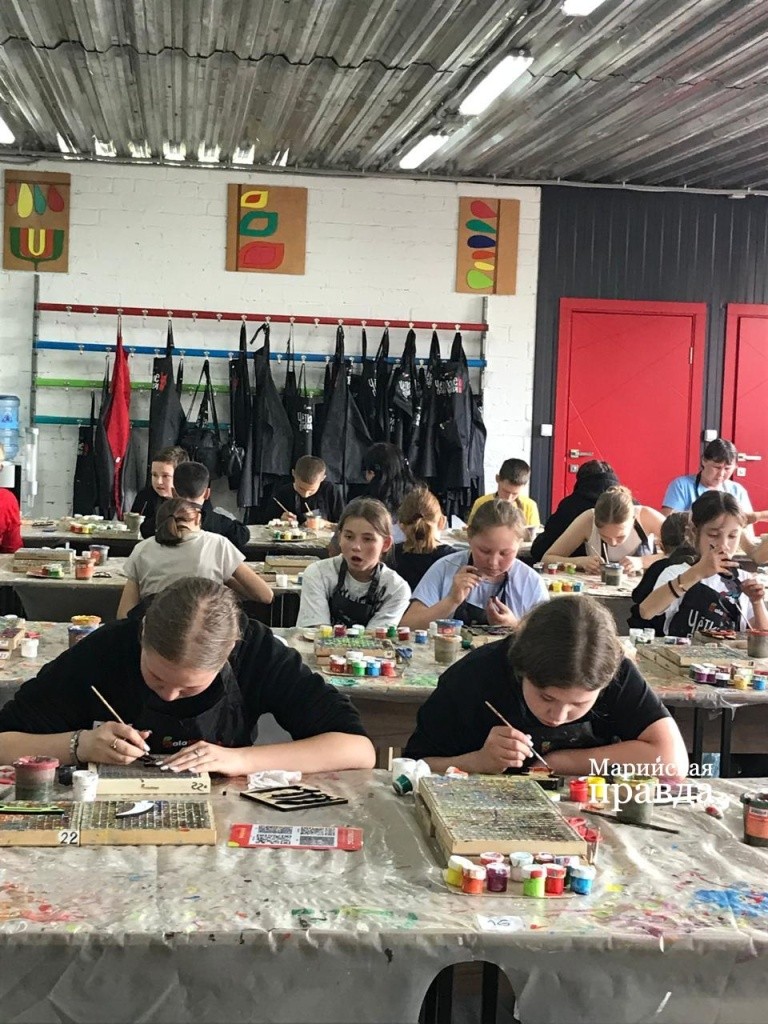 Мастер-класс на фабрике деревянных игрушек пришелся детям по душе1.jpg