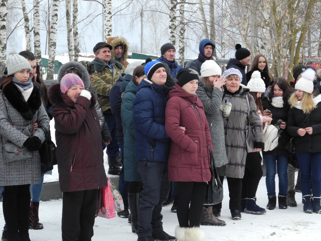 Некоторые не скрывали слез. (Фото Натальи Кулишовой).
