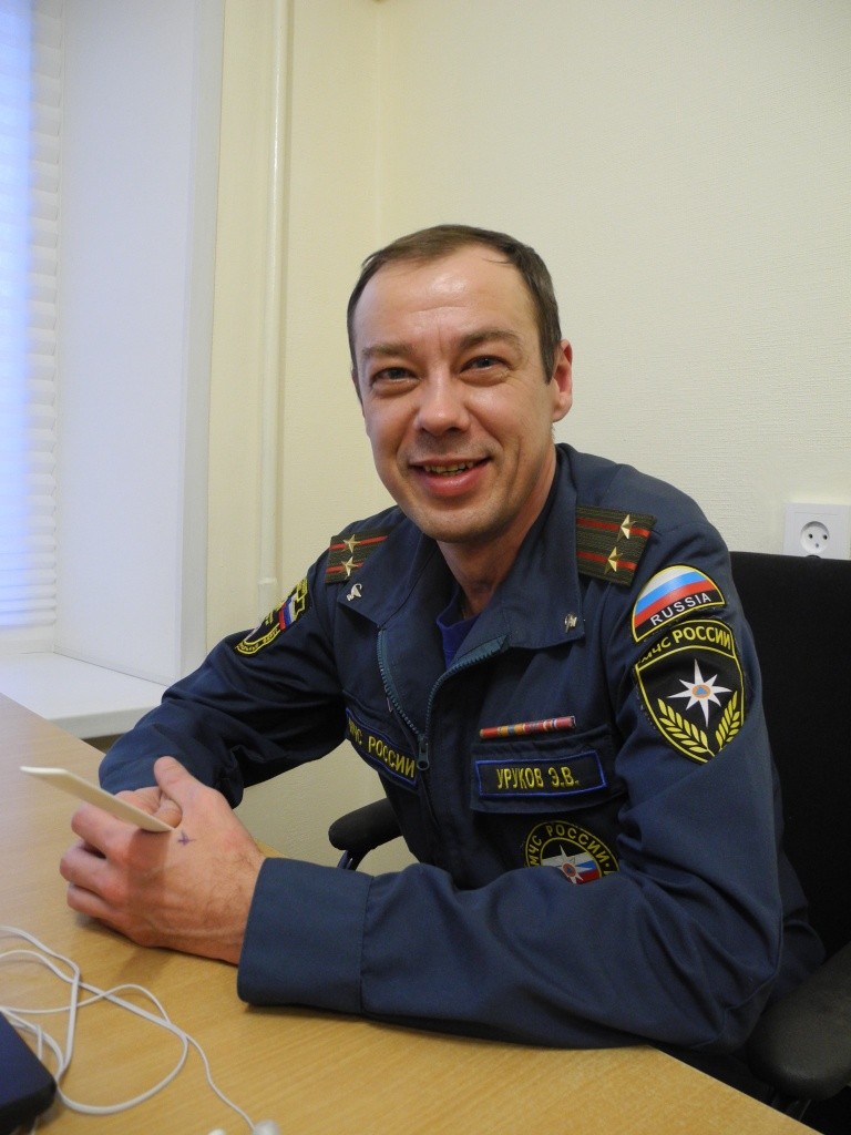 Сегодня бывший полковой врач Эдуард Уруков служит в МЧС. (Фото Натальи Кулишовой).