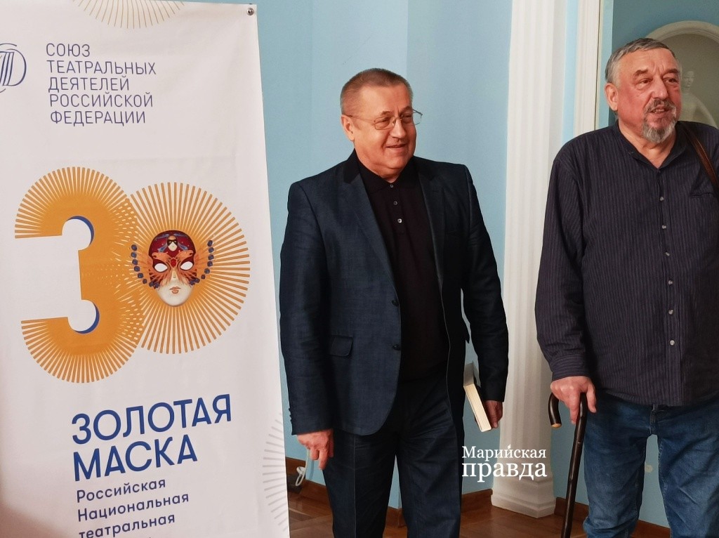 Встреча давних знакомых. Александр Пудин и Василий Пектеев. Фото Марины Оленевой Марийская правда.jpg