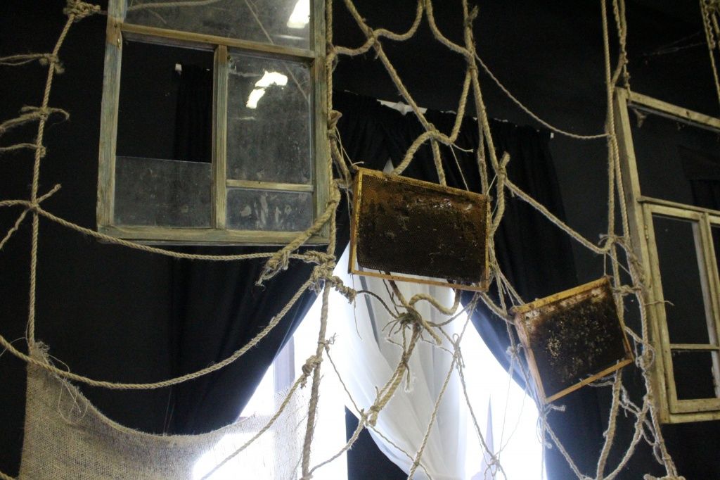 Почти весь реквизит - это реальные вещи, которые собирали по деревням и селам республики. фото предоставлено теаром кукол.jpg Почти весь реквизит - это реальные вещи, которые собирали по деревням и селам республики. фото предоставлено теаром кукол.jpg