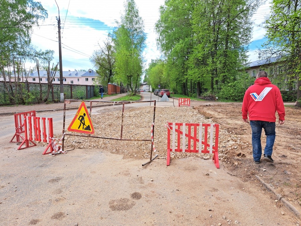 Проверяется состояние проезжей части улицы Зеленой.jpg