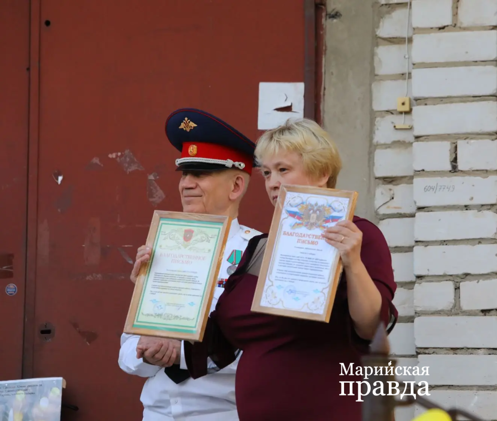 Руководитель группы волонтеров Ольга Заболотских и генерал-лейтенант Геннадий Александров 1.png