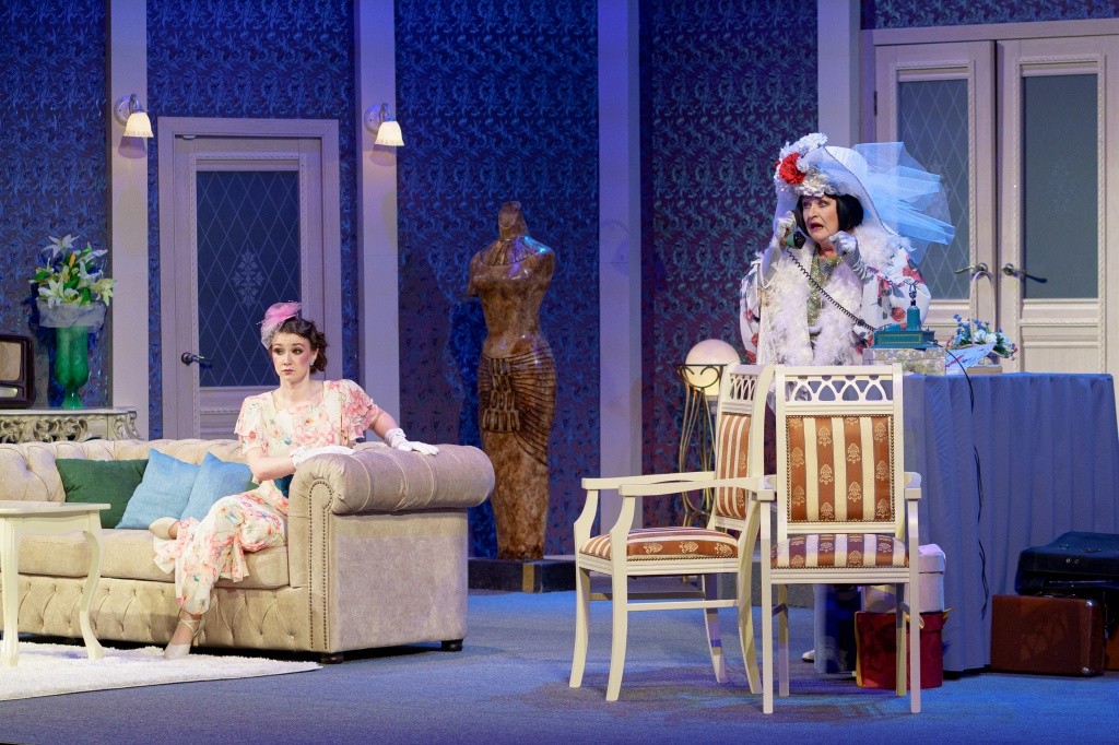 Мегги -Екатерина Шишмакова, Джулия - Галина Закирова. Фото Ивана Пичушкина.jpg