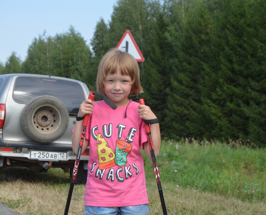 Младшая Маша встала на лыжи в четыре года.jpg