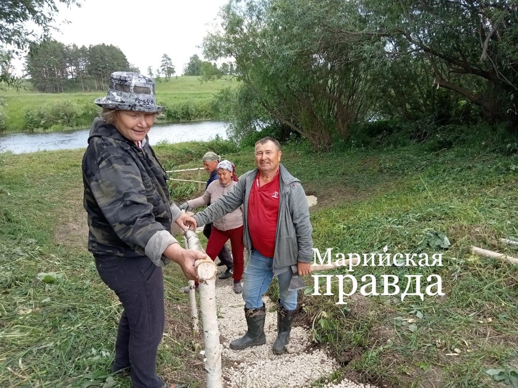 С топором в центре Анатолий Конаков..jpg