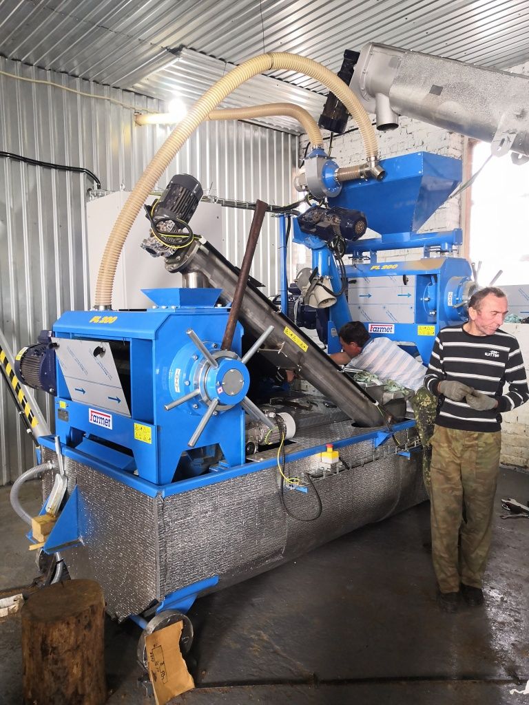 Местные специалисты осваивают новый пресс.jpg