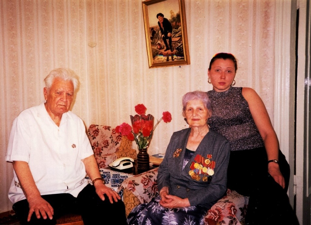 Бабушка и дедушка редко вспоминали военные годы и еще реже надевали медали. Май 1995 года. Празднование 50-летия Великой Победы..jpg
