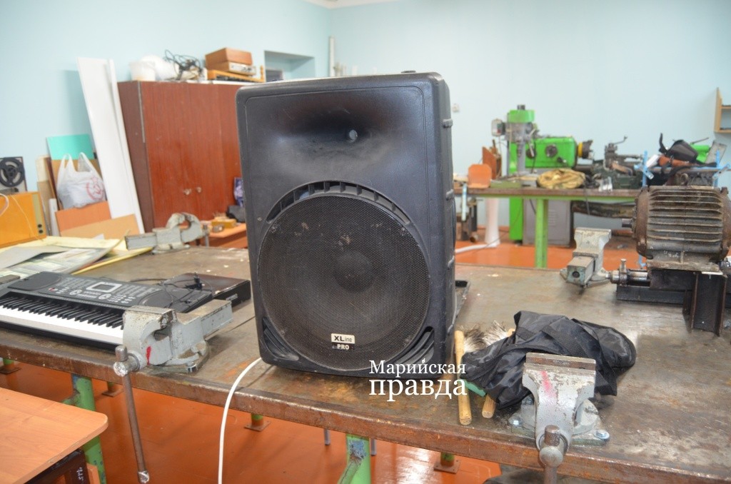 Старенькая аппаратура соседствует со станками и тисками1.jpg