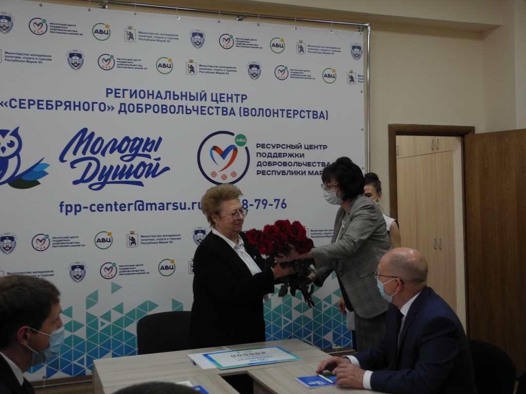 Заместитель Председателя Правительства РМЭ Ольга Федорова вручила руководителю центра, профессору Наталье Моровой цветы и подарки. (Фото Натальи Кулишовой).