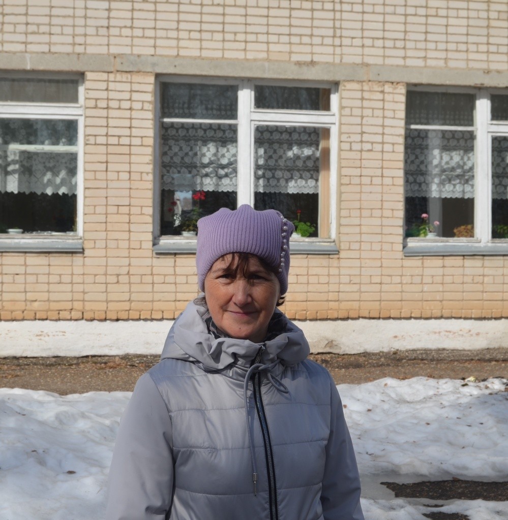 Надежда Актуганова вот уже 15 лет заведует пришкольным участком.jpg