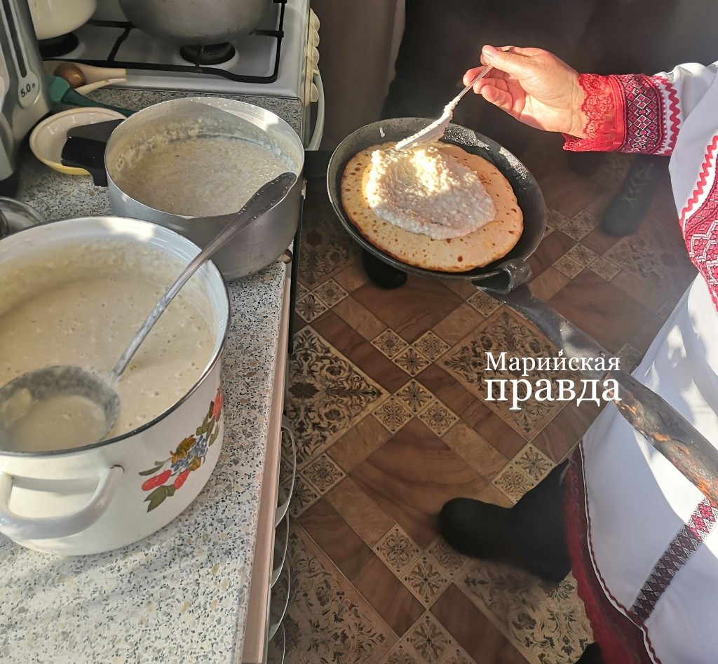 Блины с пылу, с жару намазываются слоем каши, поэтому их называют двуслойными 1.jpg