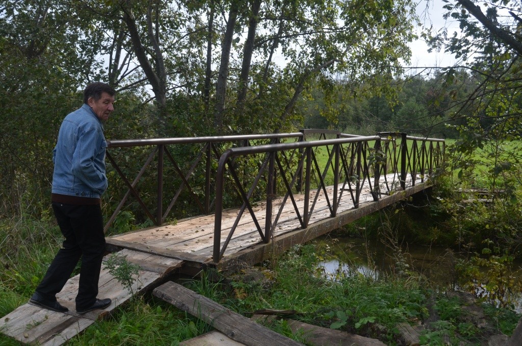 Мы с Евгением Каменщиковым(на фото) форсировали Нольку по этому шикарному мостику.JPG