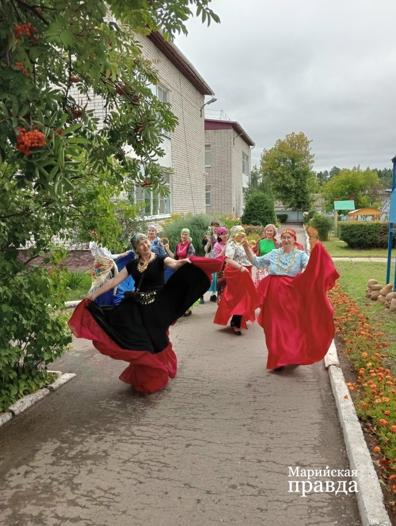 Так членов комиссии встречали в Теремке. Так членов комиссии встречали в Теремке 1.jpg