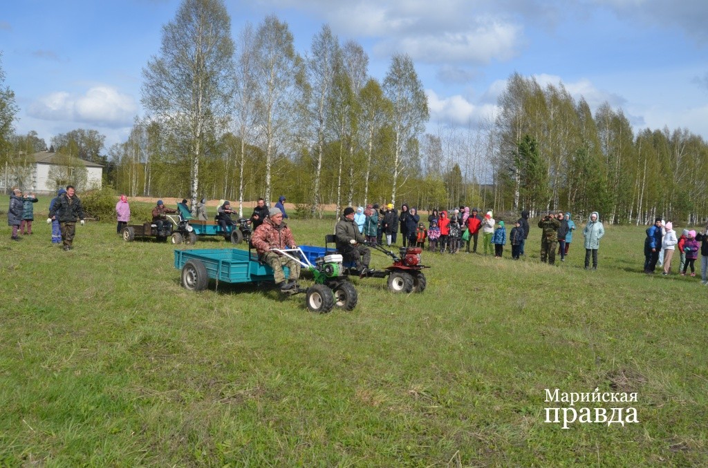 Гонщики выжимали из своих мотоблоков все силы..jpg