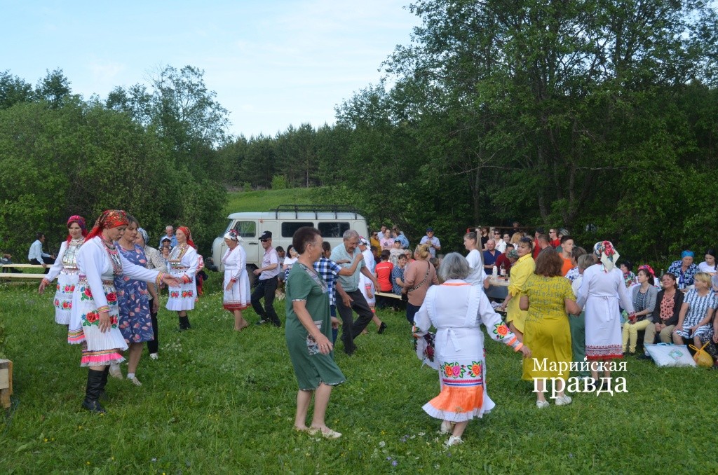 Не удержавшись, народ и сам пустился в пляс..jpg