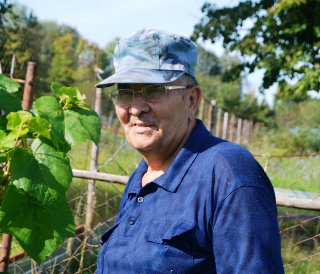 Более полувека Юрий Смоленцев хранил у себя в клети казалось бы совсем ненужный ткацкий станок.JPG