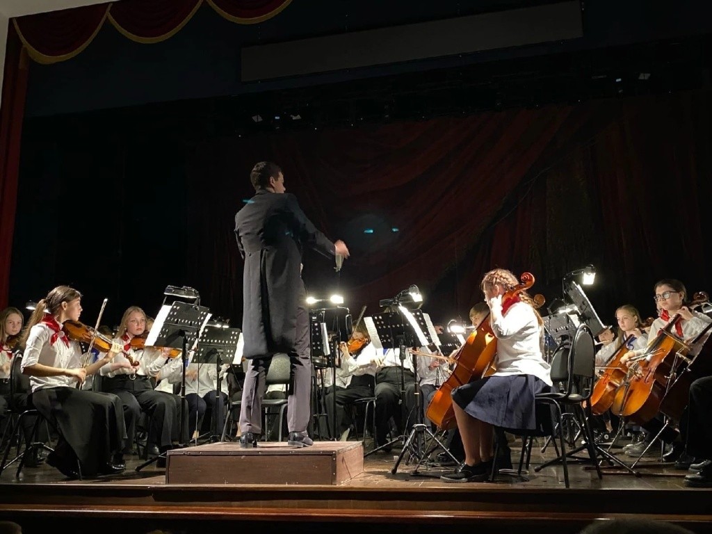 jpg С Всемарийским симфоническим детским оркестром. фото предоставлно А. Андриановым.jpg