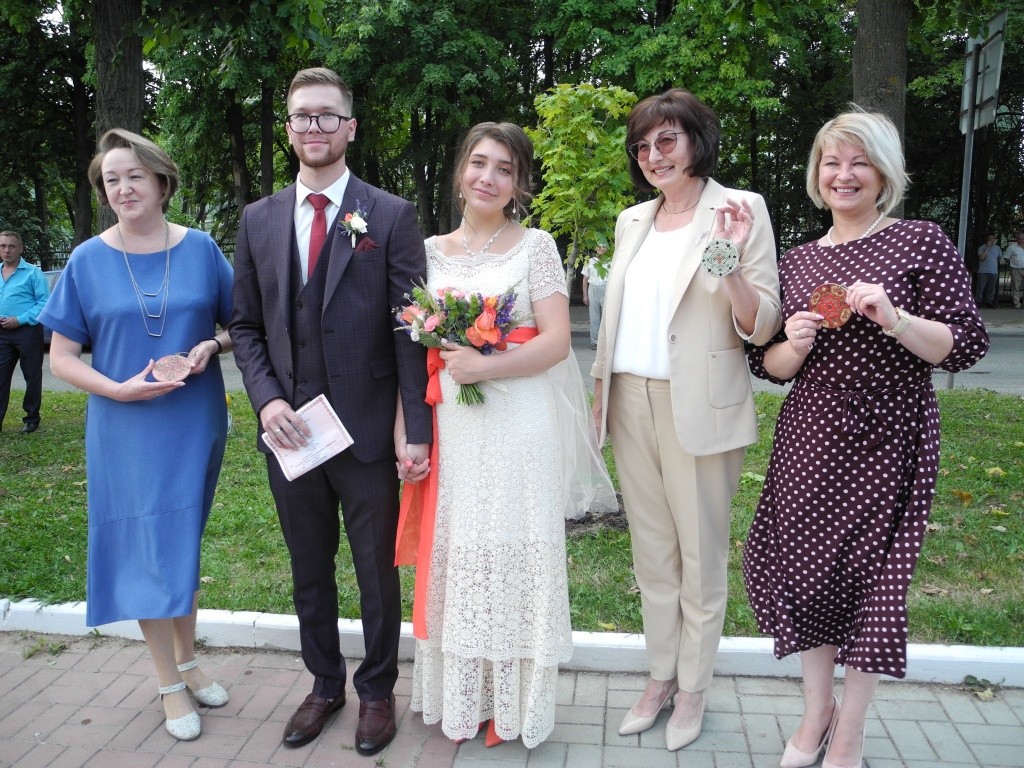 Молодожены вручили свои подарки. (Фото Натальи Кулишовой).