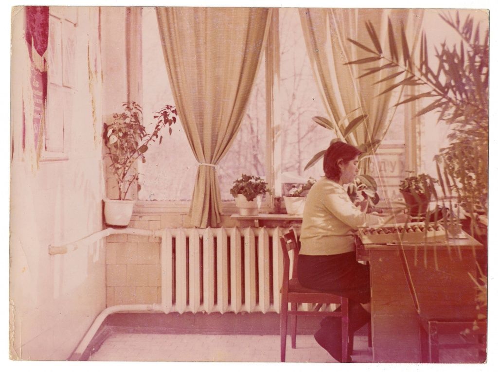 Антонина Бабушкина за рабочим столом. (Фото из семейного архива Людмилы Бабушкиной).