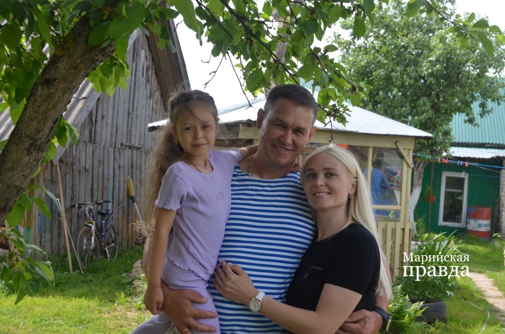 Женищины Героя России жена Ирина и дочка Вика - ей пять лет..jpg