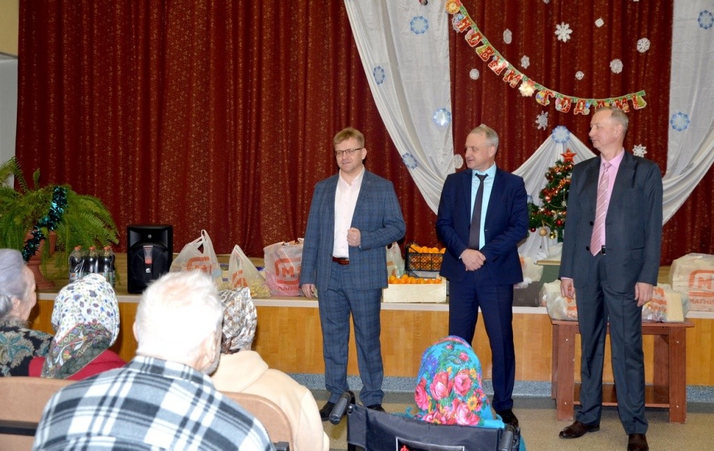 В роли Дедов Морозов - представители регионального Правительства и спонсора акции. (Фото предоставлено пресс-службой Минсоцразвития РМЭ).