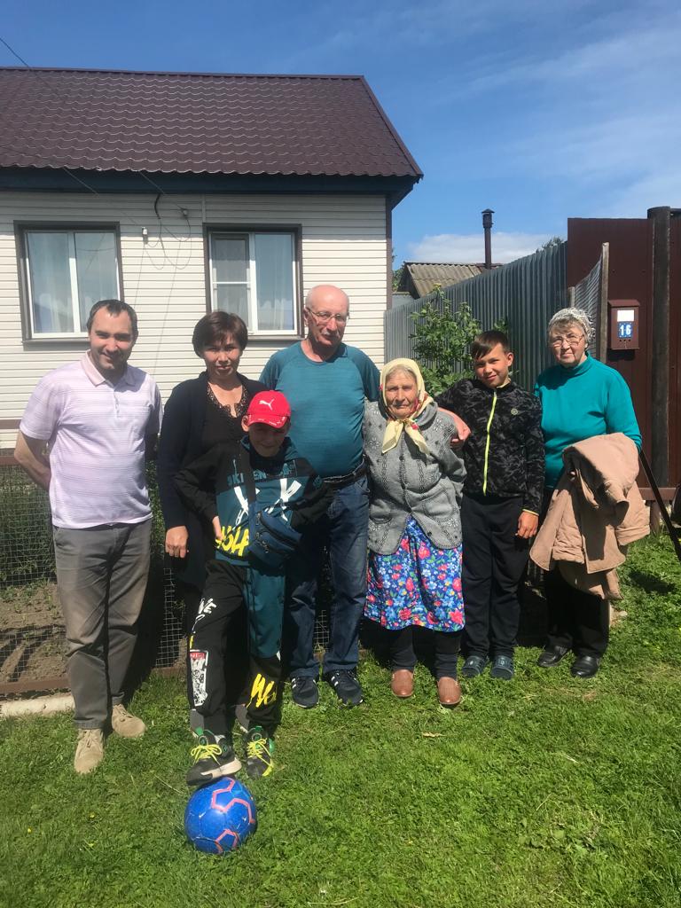 Встреча с двоюродной сестрой Зоей Григорьевной (рядом с Виталием Ивановичем справа), ее дочерью и внуком. (Фото предоставлено Виталием Антоновым). Встреча с двоюродной сестрой Зоей Григорьевной (рядом с Виталием Ивановичем справа), ее дочерью и внуком. (Фото предоставлено Виталием Антоновым).